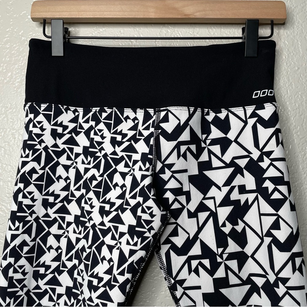 Lorna Jane Leggings Geometric Pattern Black & White Activewear Workout - Picture 3 of 13